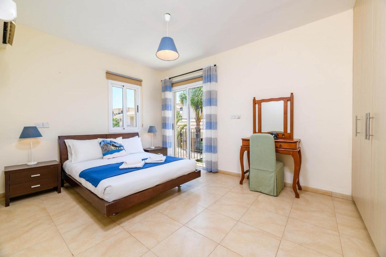 Blue Water Bay Villas Paralimni Exterior photo