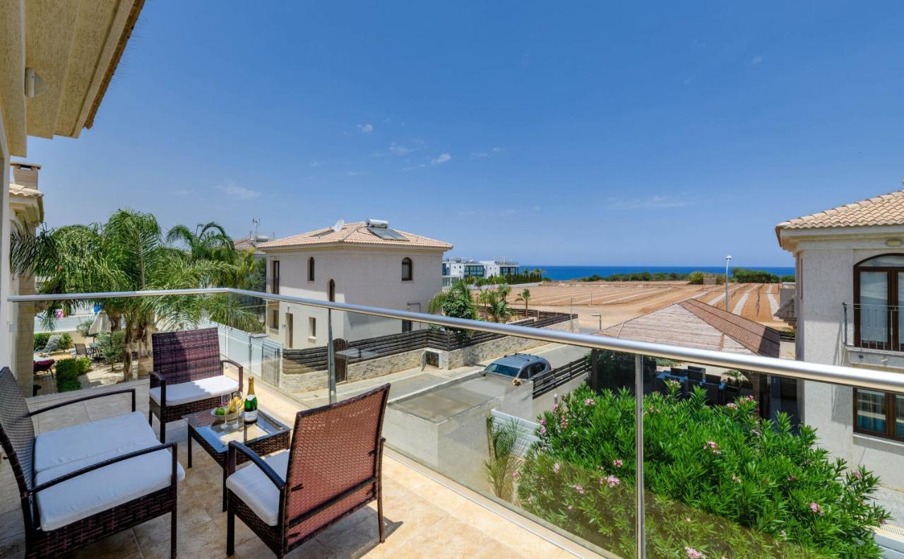 Blue Water Bay Villas Paralimni Exterior photo