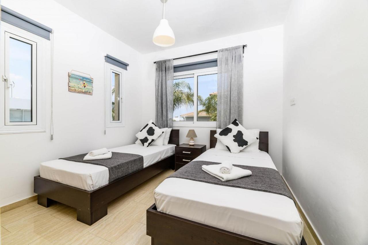 Blue Water Bay Villas Paralimni Exterior photo