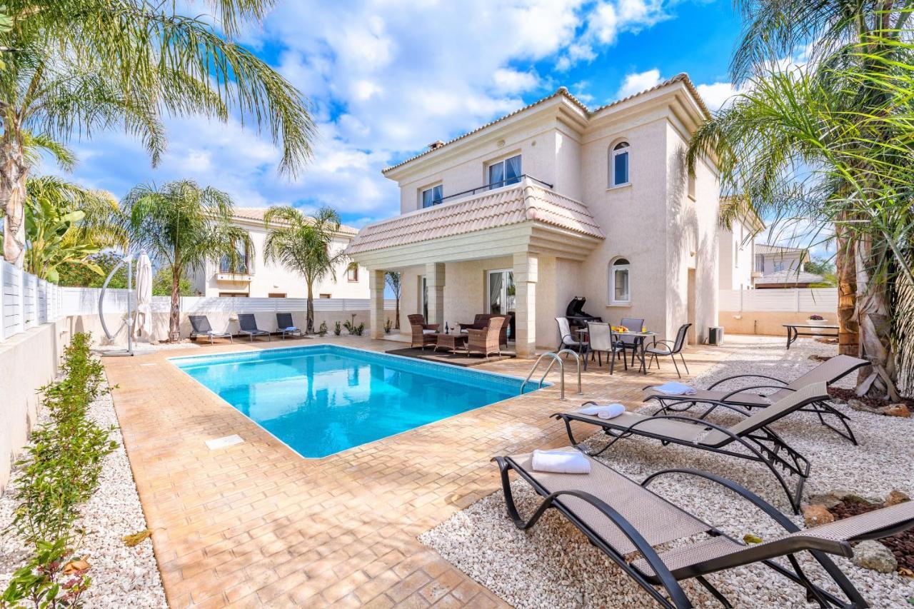 Blue Water Bay Villas Paralimni Exterior photo