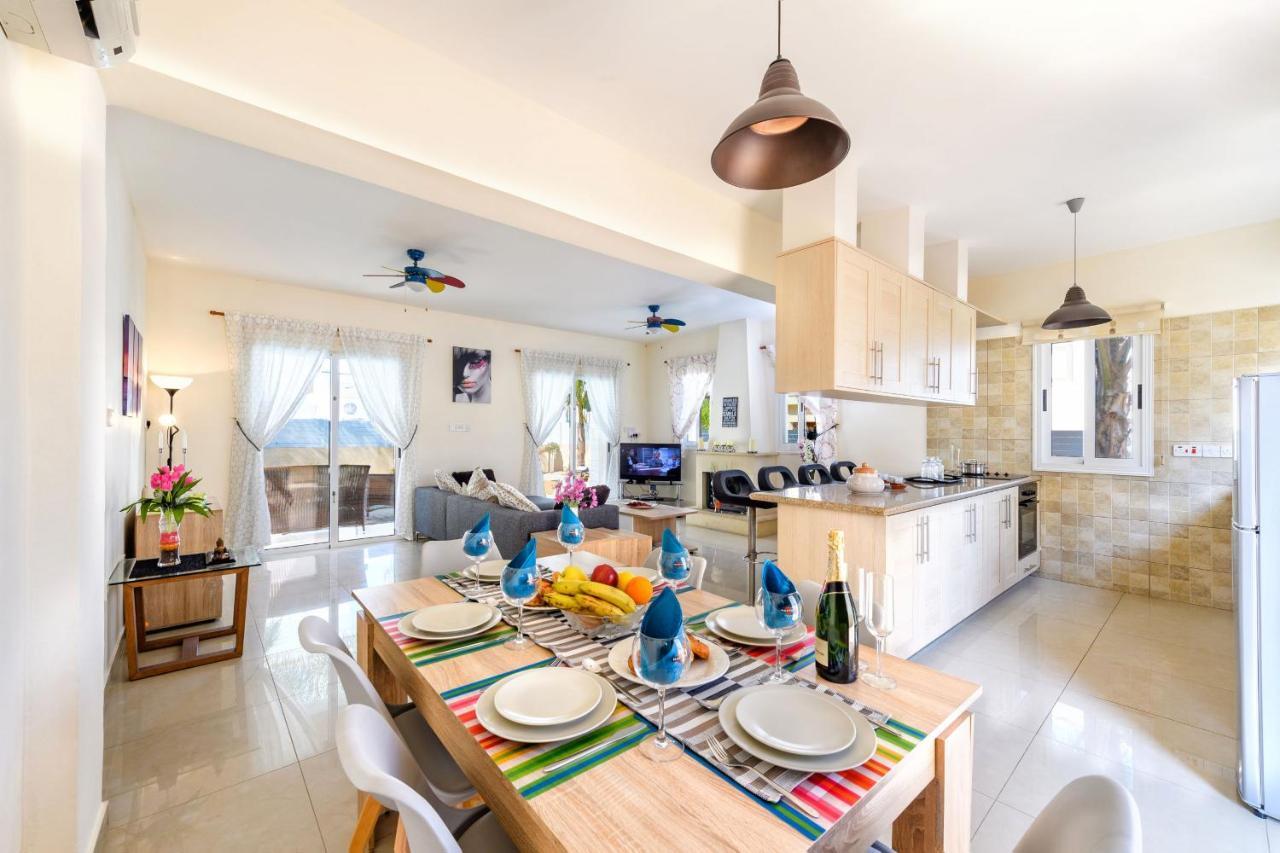 Blue Water Bay Villas Paralimni Exterior photo