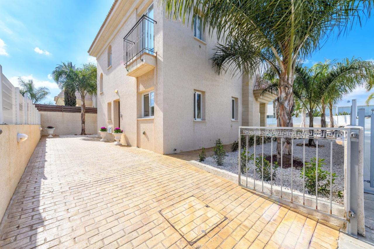 Blue Water Bay Villas Paralimni Exterior photo