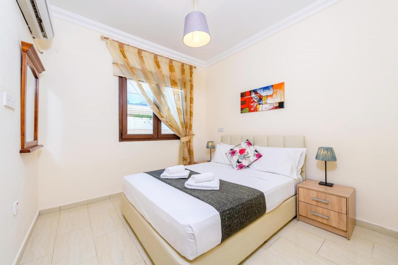 Blue Water Bay Villas Paralimni Exterior photo
